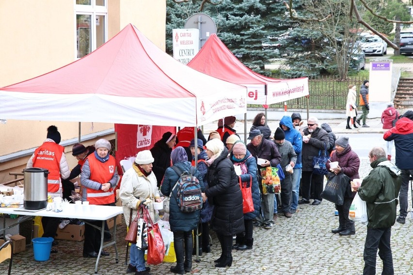 Namiot Miłosierdzia, a w nim bigos i wsparcie dla ubogich w Kielcach. Były też paczki z okazji Światowego Dnia Ubogich  