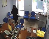 Kobieta napadła na bank w Łowiczu [wideo]