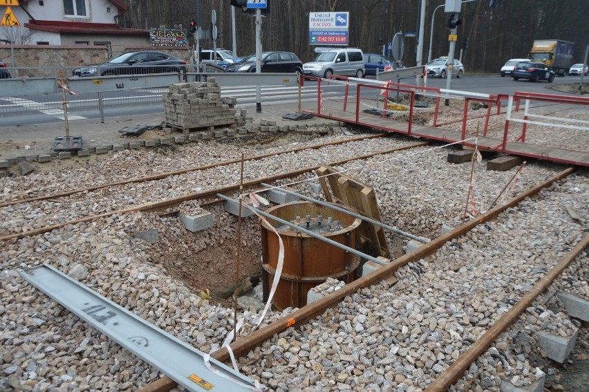 Fundament pod nowe słupy trakcyjne