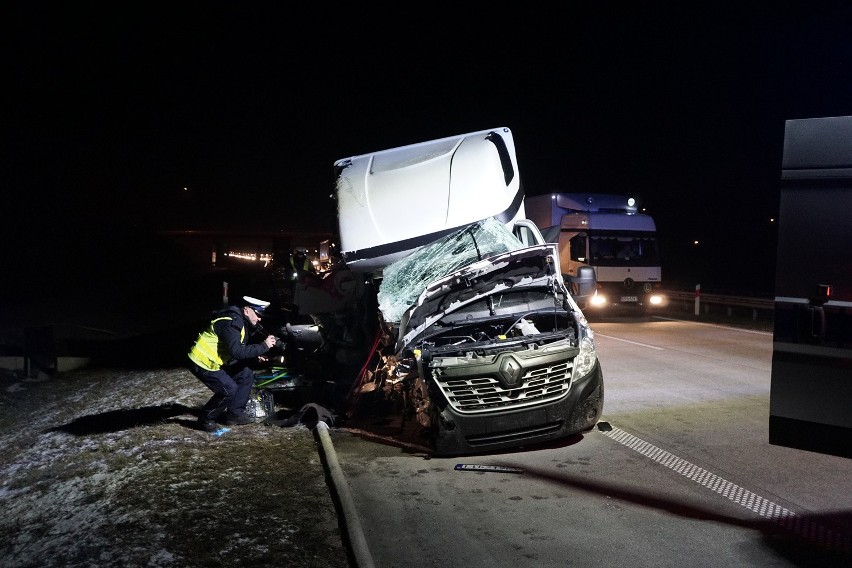 Wypadek na A1. Bus zderzył się z tirem [ZDJĘCIA]