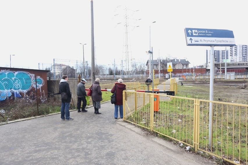 Pociąg odjeżdża, pasażerowie wciąż uwięzieni na peronie. Absurd na Dworcu Zachodnim?