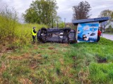 W powiecie łaskim sarna wbiegła wprost pod mercedesa. Auto dachowało, 21-letni kierowca w szpitalu FOTO