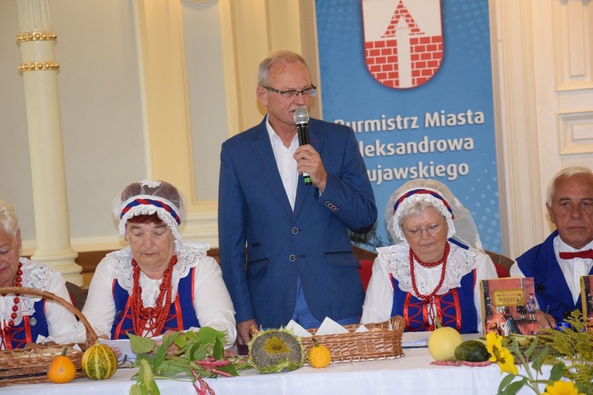 Weselny stół, kujawskie stroje, chleb ze smalcem i ogórkami,...