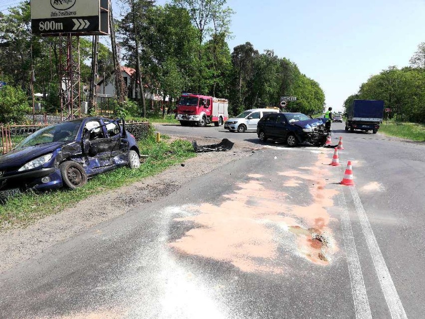 Wypadek w Krzemieniewie na krajowej "dwunastce". Młoda kobieta w szpitalu [FOTO]