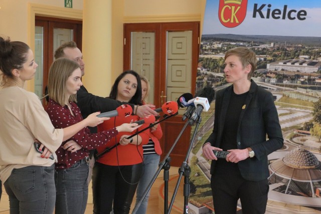 Agata Wojda, wiceprezydentka Kielce poinformowała na konferencji prasowej, że Eneris zapłaci 1,5 miliona złotych kar za nieterminowy odbiór śmieci lub jego brak.