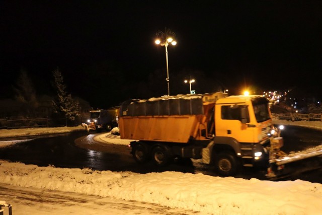 Po intensywnych opadach śniegu w powiecie sępoleńskim były utrudnienia na drogach, doszło do kilku kolizji. Drogi był mniej lub bardziej przejezdne