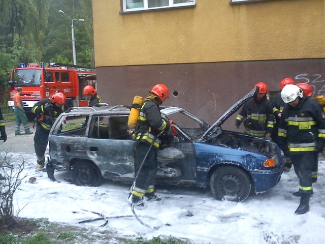 Pożar samochodu w Jaworznie. Jeden na Sulińskiego, drugi na A4