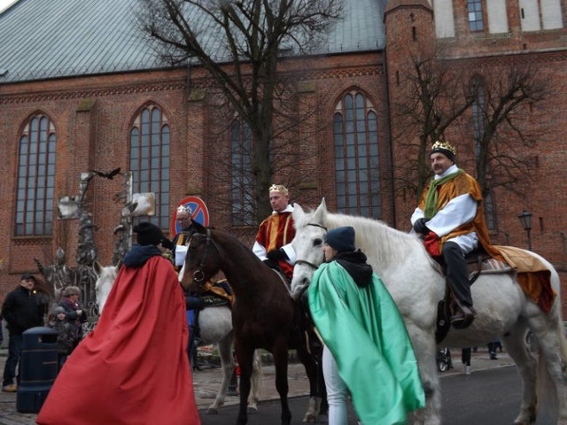 Ubiegłoroczny orszak Trzech Króli wyruszający spod bazyliki