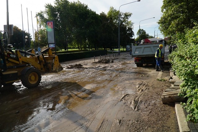 Utrudnienia występują na odcinku Strzeleckiej pomiędzy Królowej Jadwigi i Garbarami.