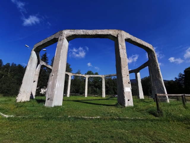 „Muchołapka” wygląda niesamowicie. Ma formę betonowego pierścienia o średnicy 30 metrów i wysokości 10 metrów, osadzonego na 12 filarach. Konstrukcja stoi dziś nieco na uboczu, wśród ruin, drzew i dziwacznych opowieści.