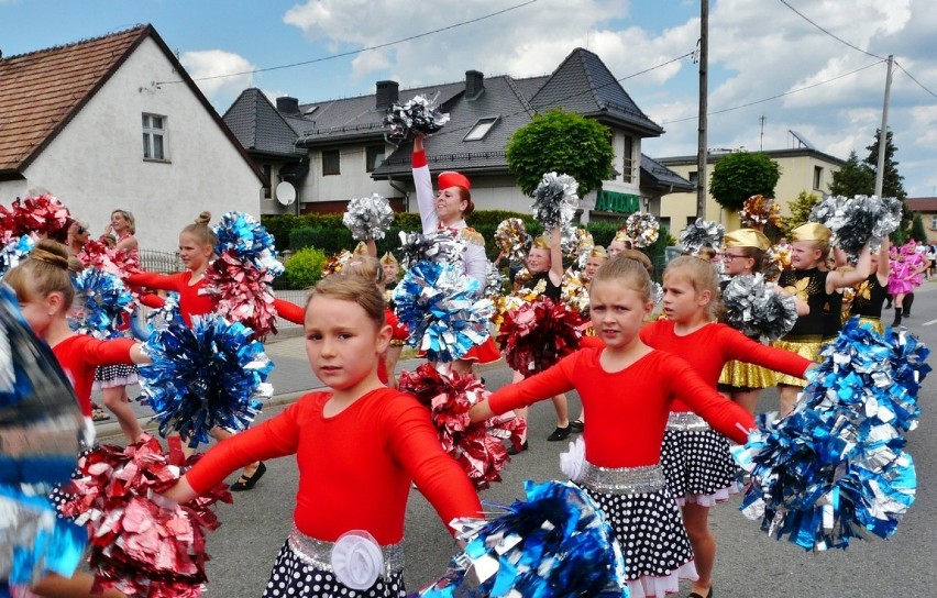 Dni Gminy Ciasna: kolorowo było na ulicach. Korowód mażoretek, orkiestr, gości i mieszkańców [ZDJĘCIA]