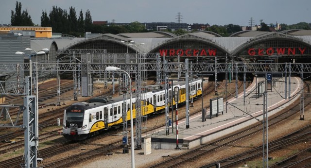 Dolnoślązacy do pracy, szkoły, czy na wycieczki podróżują 108 pociągami regionalnymi. Choć kolej zmienia się i modernizuje tabor, niektóre z nich mają nawet 40 lat. Dawniej idąc na dworzec było się pewnym, że wsiądzie się do pociągu Polskich Kolei Państwowych. Od kilku lat nie jest to takie oczywiste. Ruch lokalny na Dolnym Śląsku jest prowadzony przez dwóch przewoźników - Przewozy Regionalne oraz powołane w 2007 r. i należące w 100 proc. do samorządu województwa Koleje Dolnośląskie. Mieszkańców regionu do pracy, szkoły, czy na wycieczki wozi 108 składów. Te należące do KD pokonują średnio 1000 km dziennie, a Przewozów Regionalnych o połowę mniej.

Zobaczcie na kolejnych slajdach, jakimi pociągami jeździmy po Wrocławiu i Dolnym Śląsku i do kogo należą, posługując się klawiszami strzałek na klawiaturze, myszką lub gestami.