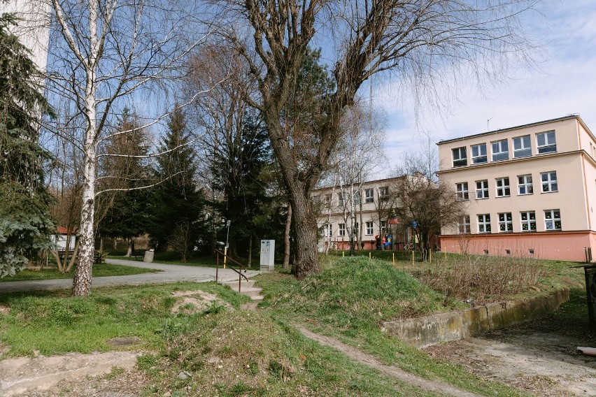 Mieszkańcy bloku nr 13 przy ul. Lwowskiej  protestują. Nie chcą masztu pod oknami [ZDJĘCIA]