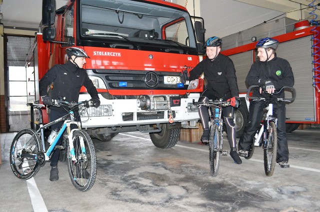 Radosław Gawrecki (od lewej), Marcin Wołoszyn i Krzysztof Kalinowski strażackie wozy po godzinach służby zamieniają na rowery