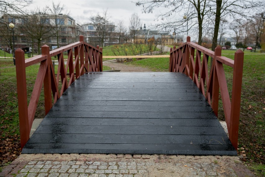 Kraków. Rozpoczęto remont drewnianych kładek w parku Dębnickim