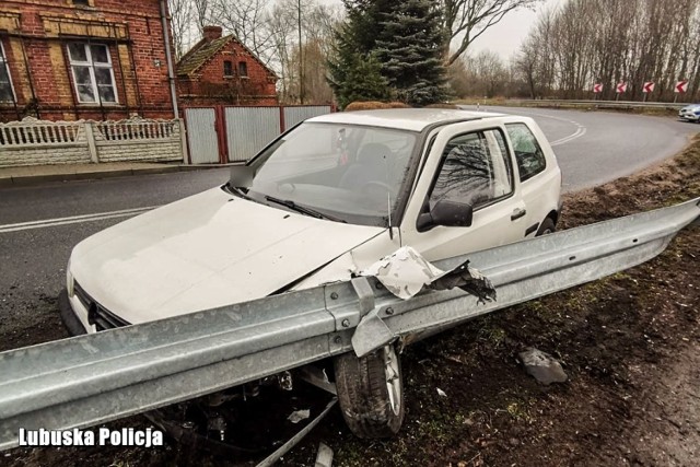 Kierujący osobowym volkswagenem nie zatrzymał się do kontroli drogowe. Powód? Nie posiadał prawa jazdy, które wcześniej stracił za kierowanie pod wpływem alkoholu. To jednak nie wszystko. Tym razem także był pijany. Ucieczkę przed policjantami zakończył na przydrożnych barierkach.

W środę (13 lutego) w godzinach porannych na jednej z dróg powiatu świebodzińskiego doszło do niebezpiecznej sytuacji. - Kierujący osobowym volkswagenem nie zatrzymał się do kontroli drogowej i zaczął uciekać przed policjantami. Nie reagował na sygnały dźwiękowe i świetlne. W trakcie ucieczki łamał szereg przepisów. Wymusił pierwszeństwo na ruchliwym skrzyżowaniu oraz wielokrotnie wyprzedzał pojazdy na podwójnej nili ciągłej. Zmuszał w ten sposób inne pojazdy do gwałtownego hamowania i uciekania na boki - relacjonuje sierż. szt. Marcin Ruciński z Komendy Powiatowej Policji w Świebodzinie. 

Krowica volkswagena kilkukrotnie tracił panowanie nad pojazdem i wpadał w poślizg. Ostatecznie swoją jazdę zakończył w jednej z miejscowości uderzając na łuku drogi w bariery energochłonne. Policjanci prowadzący pościg szybko dobiegli do pojazdu, wyciągnęli i obezwładnili kierowcę. Mężczyzna tłumaczył mundurowym, że uciekał ponieważ nie posiadał uprawnień, które stracił jakiś czas temu za kierowanie w stanie nietrzeźwości. 35-latek tym razem ponownie znajdował się pod działaniem alkoholu. Odpowie teraz przed sądem za szereg czynów m.in. za niezatrzymanie się do kontroli drogowej.

Zobacz też wideo: Brutalne pobicie w Zielonej Górze. Sprawcy wdarli się do mieszkania, bili kijem bejsbolowym i golfowym


