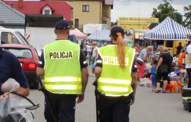 Poluzowanie obostrzeń spowodowało, że od od kilku tygodni do obowiązku noszenia maseczek na targu podchodzimy dość lekko. Teraz zaczęła o tym przypominać policja