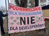 Deweloper kupił działkę, a teraz chce poprowadzić drogę przed blokami os. Podwawelskiego. Mieszkańcy protestują