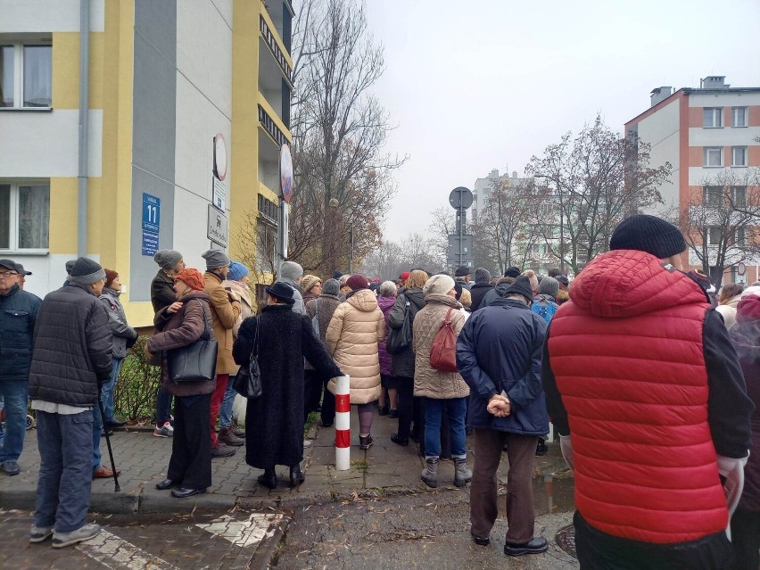 Deweloper kupił działkę, a teraz chce poprowadzić drogę przed blokami os. Podwawelskiego. Mieszkańcy protestują