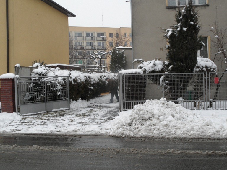 Zima nie odpuszcza. Lubliniec przykryła gruba warstwa śniegu. Jest ślisko i niebezpiecznie