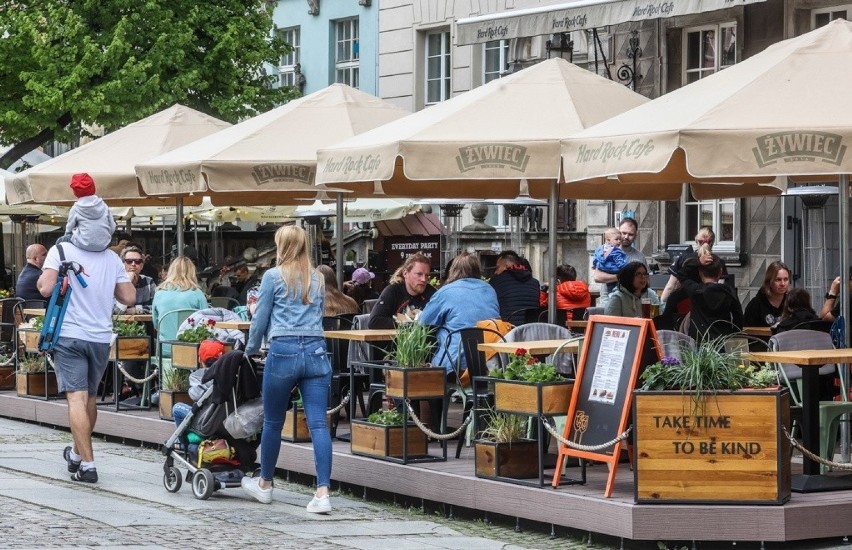 Wzrosły zarobki w gastronomii. To efekt pandemii. Ile zarobi teraz kelner, pomoc kuchenna, a ile kucharz?