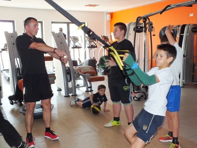 Fundacja Sportowcy Dzieciom zorganizowała dla dzieci zajęcia w klubie fitness w Bełchatowie.