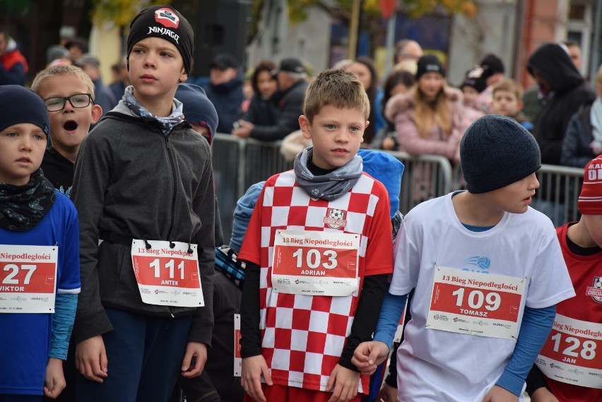 Bieg Niepodległości w Obornikach. Biegi szkolne na płycie Rynku [ZDJĘCIA CZĘŚĆ 2]