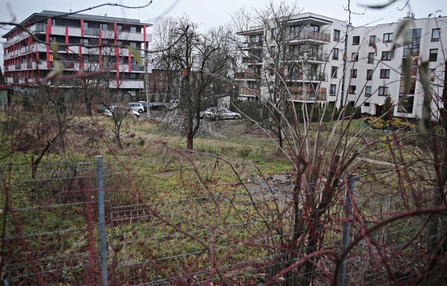 Miejsce, gdzie miasto chce budować blok komunalny przy ulicy Fredry