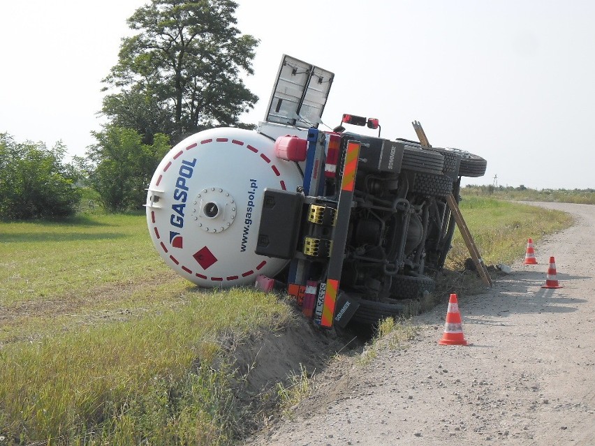 Ostrowite - Skowarcz. Przewróciła się cysterna z propanem.