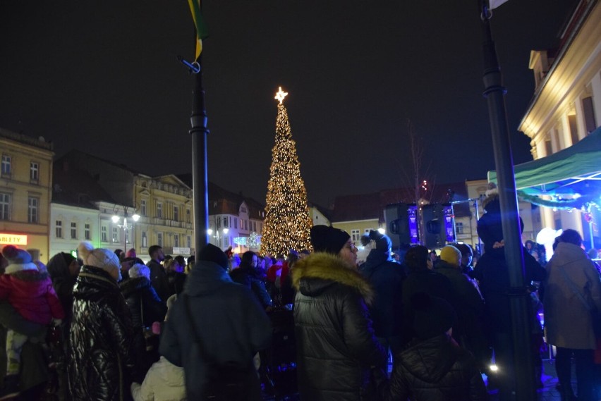 RAWICZ. Choinka na Rynku odpalona, Święty Mikołaj spotkał się z dziećmi, czyli Mikołajki w Rawiczu połączone z odsłonięciem makiety miasta