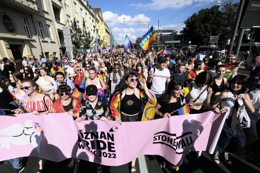 Uczestnicy marszu sięgali po różne formy manifestowania...