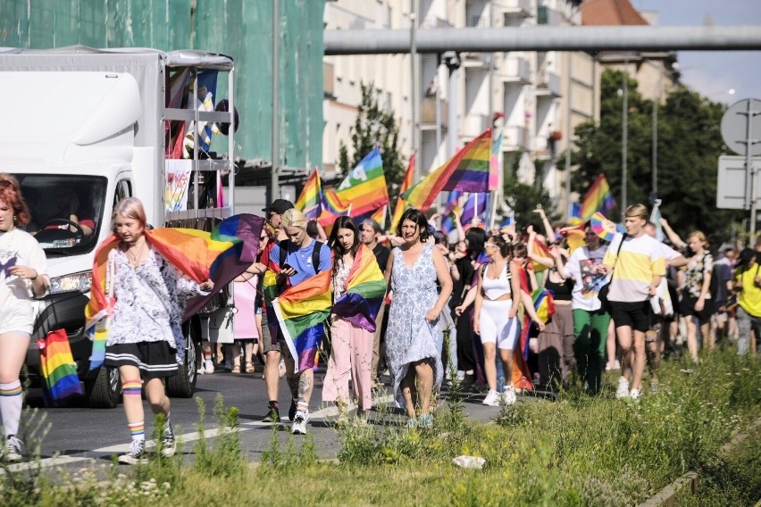 Uczestnicy marszu sięgali po różne formy manifestowania...