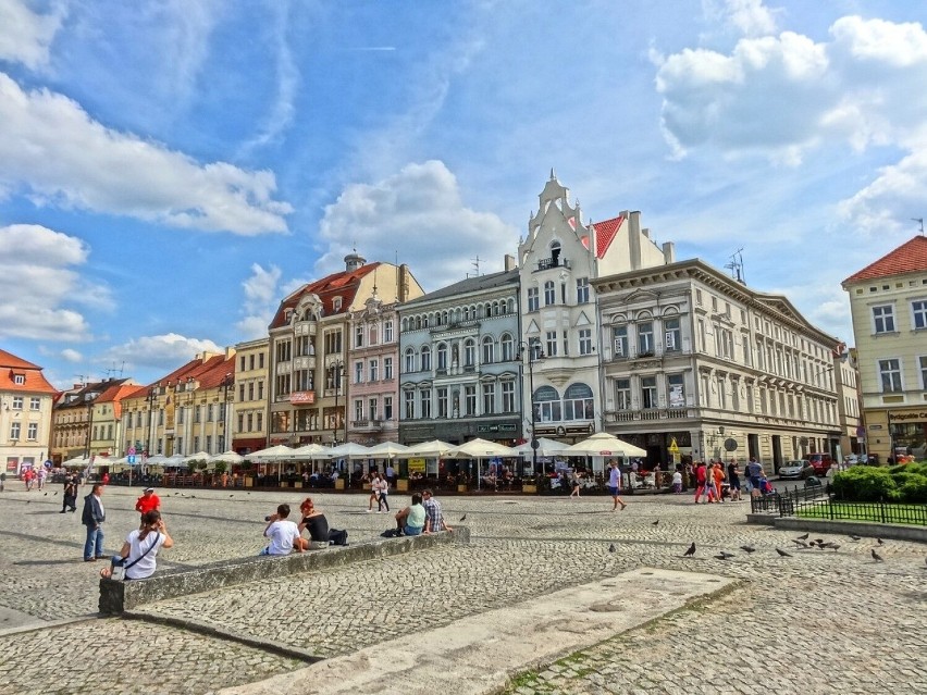 Przeciętne miesięczne wynagrodzenie w sektorze...