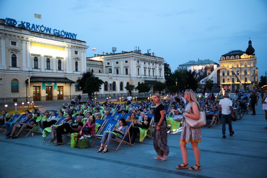 Kraków. Kino letnie przed Galerią Krakowską [ZDJĘCIA]