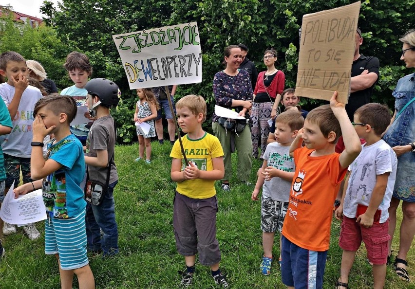 Sobotni protest mieszkańców przeciwko budowie bloku w...