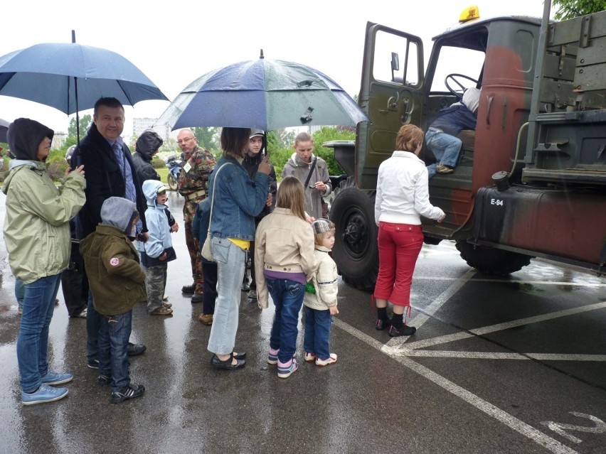 Zlot Pojazdów Militarnych Wapienniki 2012: Parada i pokaz w Radomsku [ZDJĘCIA+FILM]