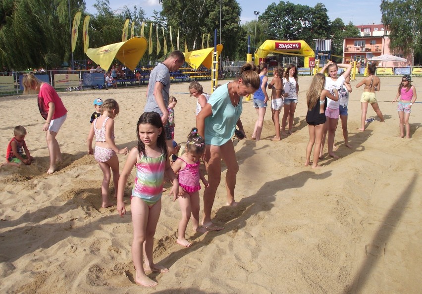 V Święto Jeziora w Zbąszyniu. Plażowa Zumba dla dzieci
