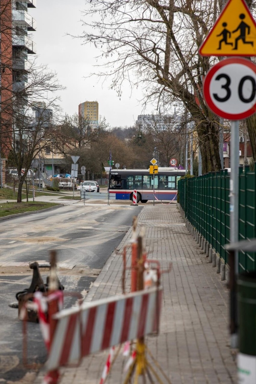 Tej wyrwy na ulicy Gajowej już nie ma. Miejsca awarii...