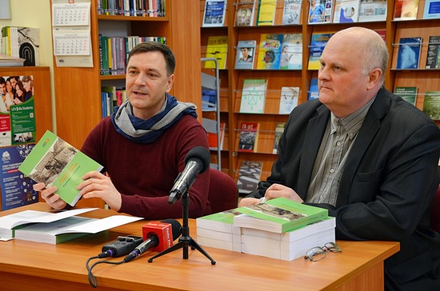 Dariusz Czaja i Marek Górniak - autorzy publikacji o mieszkańcach Brzostowa