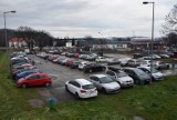 Gorlice. Miejsce, o którym mówimy, jest dzisiaj parkingiem, ale niegdyś działał tam bazar. Może skorzystamy z pomysłu sąsiadów z Korzennej?