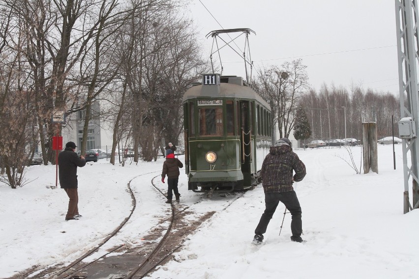 Zabytkowy tramwaj na ulicach Łodzi