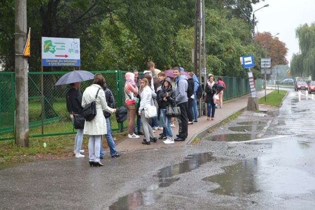 Pasażerowie na tymczasowym przystanku  przy ul. Wojska Polskiego w Pruszczu Gd. nie mają gdzie usiąść, ani się schronić