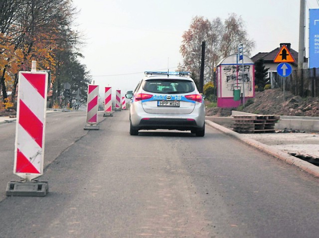 Wahadło na DW 936

Ruch wahadłowy wprowadzono na ulicy Młodzieżowej w Wodzisławiu Śl. To droga wojewódzka nr 936 biegnąca do Krzyżanowic. Obecnie światła ustawiono w rejonie skrzyżowania z ulicą Paderewskiego (niedaleko szkoły). Choć roboty prowadzone są również na odcinku znajdującym się na granicy dzielnic Zawada i Kokoszyce. Na kilkusetmetrowym fragmencie jest już nowy asfalt, dokańczane są też autobusowe zatoki. Po zakończeniu prac na tym odcinku, należy spodziewać się utrudnień w innym rejonie trasy (przy wahadłowej organizacji ruchu sterowanej sygnalizacją świetlną). Zadanie obejmuje  przebudowę konstrukcji i nawierzchni jezdni na odcinku 4,2 km od skrzyżowania z ul. Pszowską do nieczynnego przejazdu kolejowego. Kosztować będzie prawie 18,5 mln zł. Prace potrwają do października 2018 r.