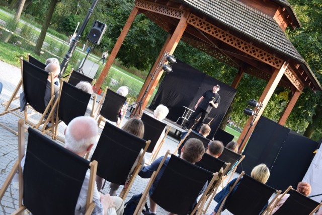 Występ kabaretu na Letnim Festiwalu Kulturalnym Leżaki 2020 w Zduńskiej Woli na wyspie w parku
