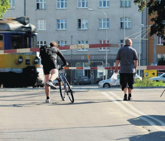 W okolicach tego przejazdu jak w kalejdoskopie: raz czysto, raz brudno