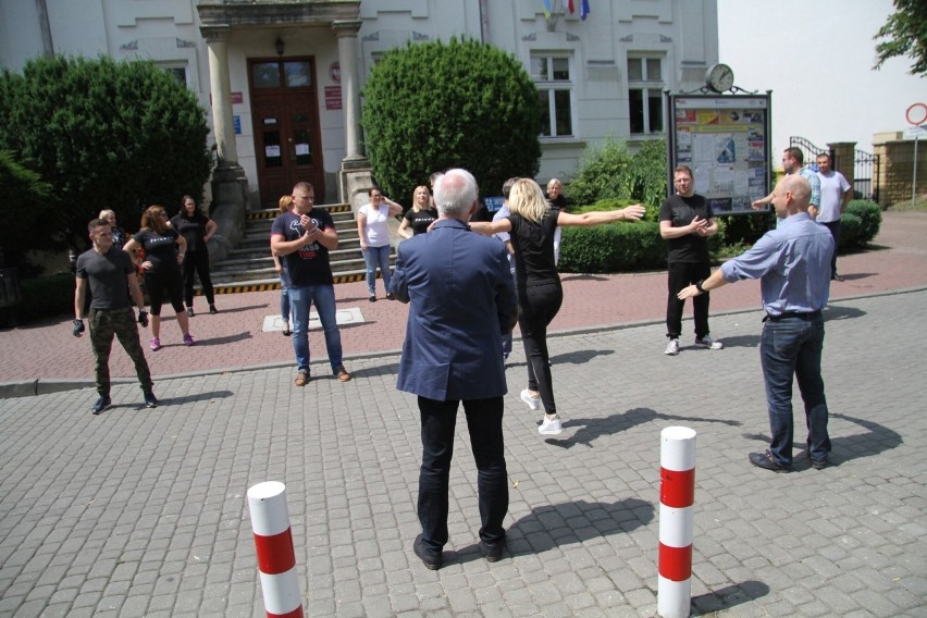 Prezydent Tarnobrzega pompował, urzędnicy wykonywali pompki i przysiady w #GaszynChallenge (ZDJĘCIA, WIDEO)