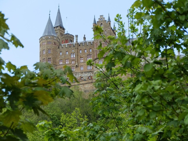 Zamek Hohenzollern - zbudowany w XI wieku, zamieszkiwany był przez szwabską dynastię Hohenzollern&oacute;w. W swojej burzliwej historii zamek dwa razy został zniszczony i odbudowany. Ostatni raz w XIX wieku. Fot. Halina Kr&uuml;sch Czopowik