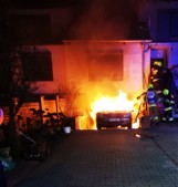 W Pniewach płonął samochód, a zagrożony pożarem był dom