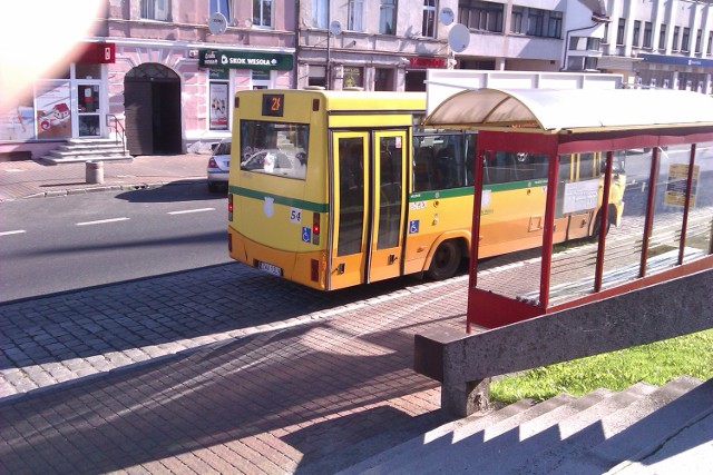 Nikt nie został ranny. Kule uszkodziły jednak dwie szyby w autobusie