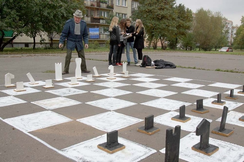 Wielka szachownica została wymalowana na Bałutach w Łodzi